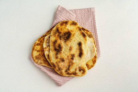 自制印度烤饼的平面图片