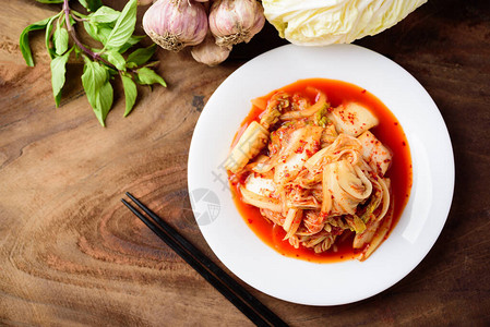 白盘上的Kimchi卷心菜和木本的筷子朝鲜自图片