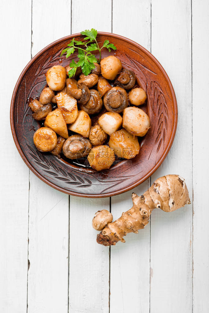 与香肠蘑菇一起烤火鸡马铃薯和蘑菇图片
