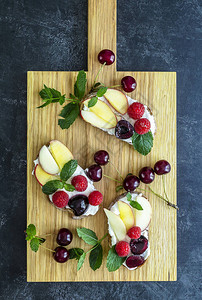 甜法式吐司与新鲜水果浆果和蜂蜜的垂直方向图片