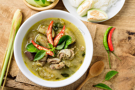泰国绿色咖喱鸡在木本泰国食物图片