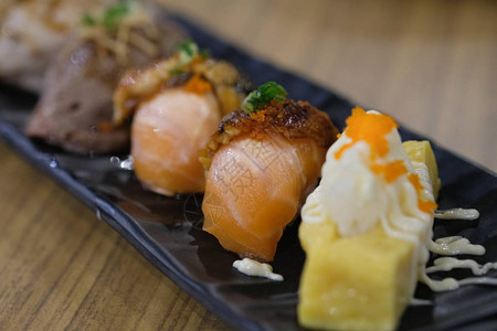 日本传统寿司套餐图片
