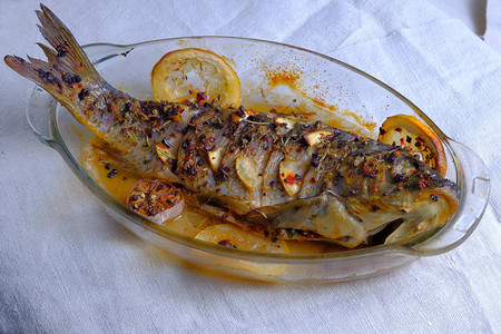 用柠檬大蒜香料和香草在烤箱里烤鱼鲤鱼放在用柠图片