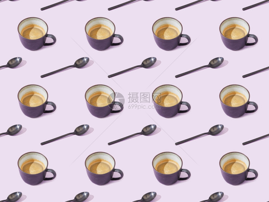 紫罗兰上的咖啡和勺子杯图片