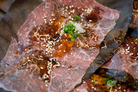 日本牛肉Wagyu烧烤在干叶上图片