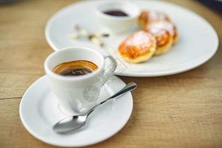 餐桌上的煎饼和咖啡杯咖啡图片