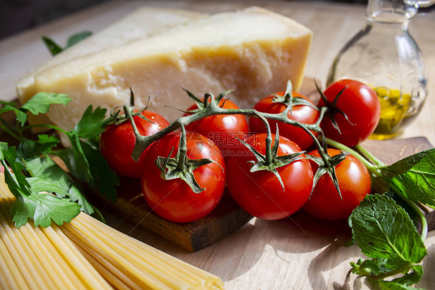 健康的素食午餐蔬菜餐桌番茄意大利面奶酪和图片