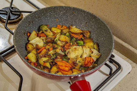 蔬菜在锅里炸煤气炉图片