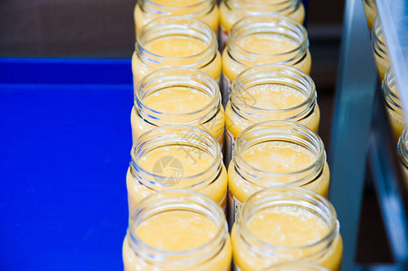 装满有机蜂蜜的罐子工厂生产图片