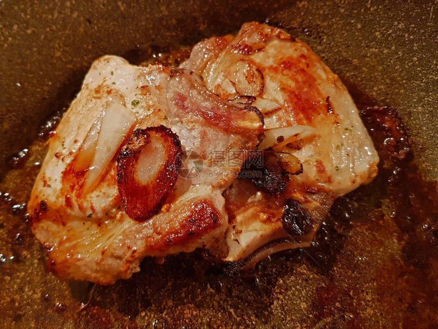 以油橄榄油煎锅中脂肪猪肉炒饭图片