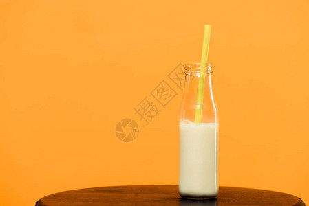牛奶饮料瓶装奶水用橙色背景图片