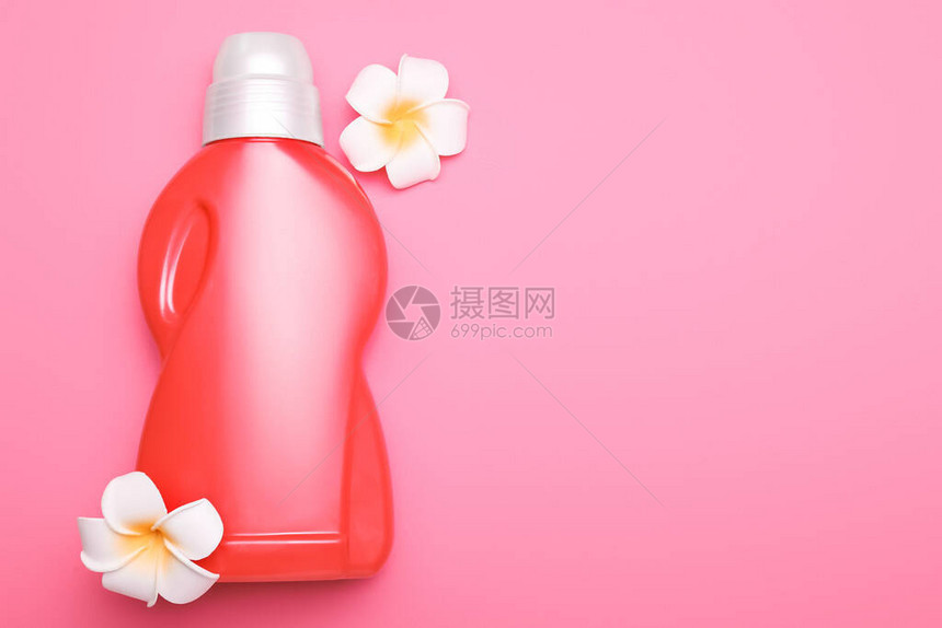 彩色背景上的一瓶洗衣粉图片