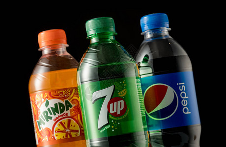 百事可乐米林达和7个黑底隔离的塑料瓶图片