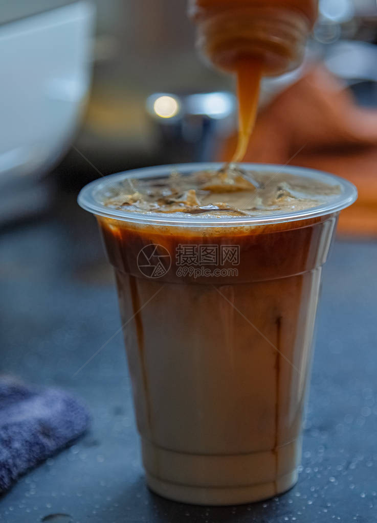 在咖啡厅的柜台上咖啡正在制作这是冰面焦糖马奇亚托夏天的酷饮让你感图片