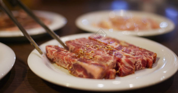 餐厅的日式肉烧烤图片
