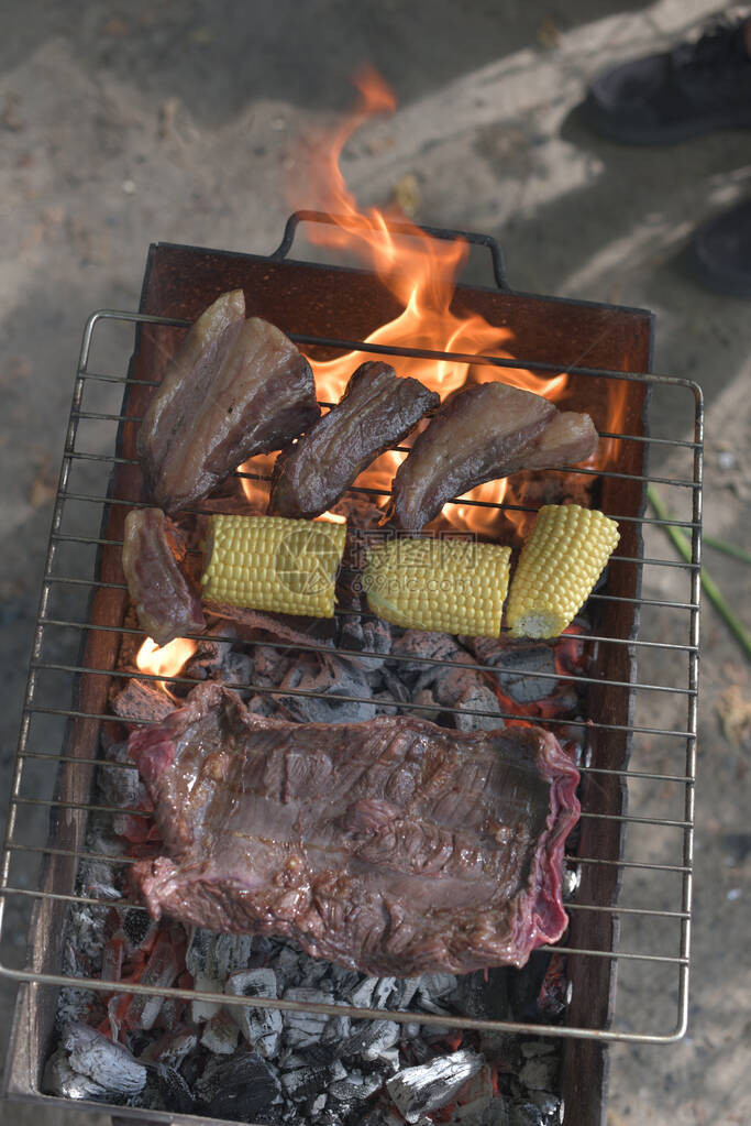 SkertSteakMachete是最美味和最不寻常的牛排之一它是从隔膜上切下来的图片