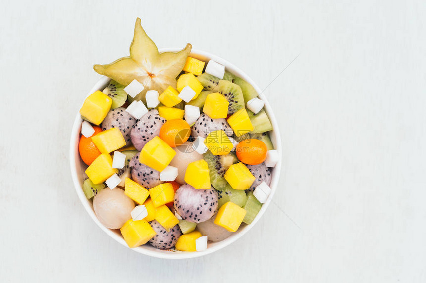 碗中新鲜异国水果的顶部视图白火龙果猕猴桃火龙果芒果和杨桃片美味图片