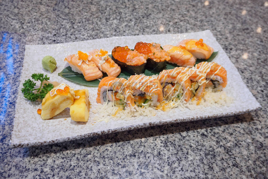 沙门寿司生鱼片和图片
