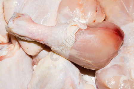 生鲜鸡肉的背景鸡小腿大腿和翅膀图片