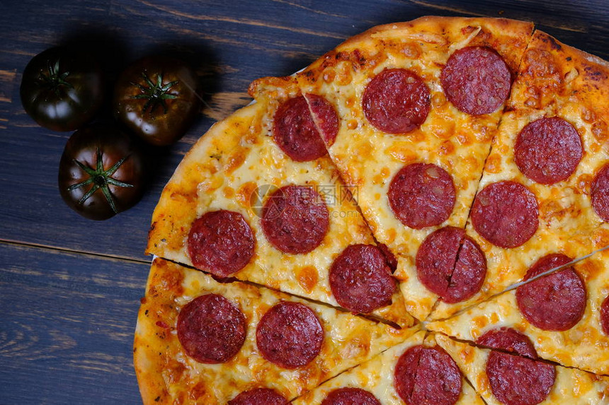 番茄酱奶酪和辣香肠的经典比萨图片