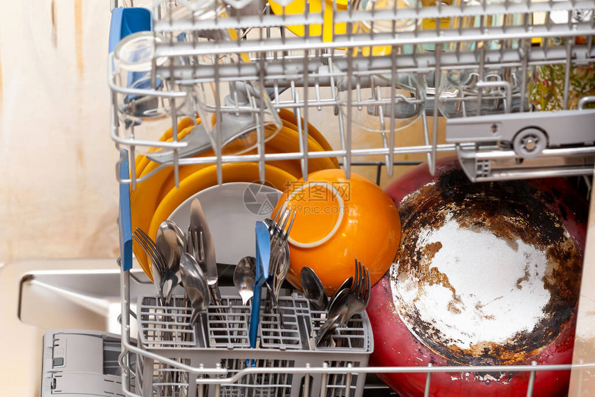 在打开装载的洗碗机侧视图内的许多不同的盘子图片
