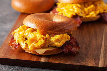 早餐鸡蛋和培根三明治图片