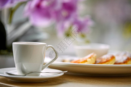 餐桌上的煎饼和咖啡杯咖啡图片