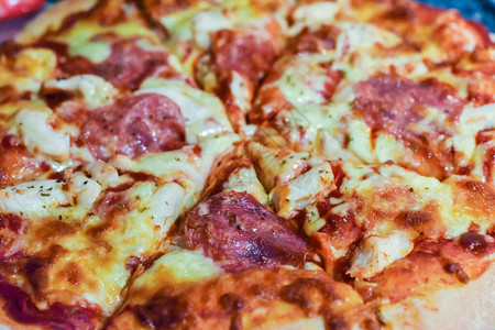 新鲜自制的披萨配肉和奶酪图片