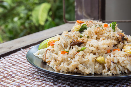 素食炒饭和勺子图片