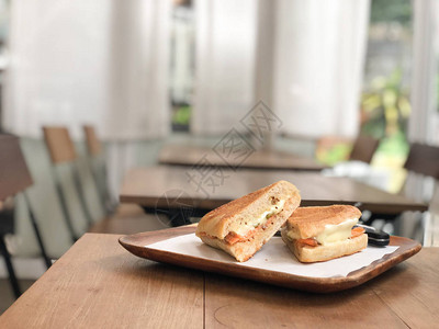 餐桌上早餐的烤奶酪三明治图片