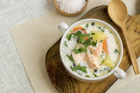 传统的三文鱼汤配蔬菜和奶油图片