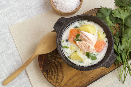 传统的三文鱼汤配蔬菜和奶油图片