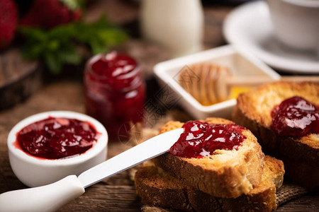新鲜草莓酱配早餐面包特写图片