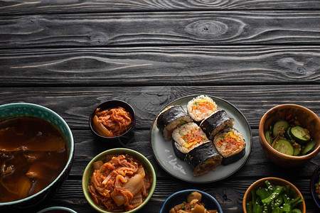 盘子顶部在Korean边盘子和木面汤旁图片