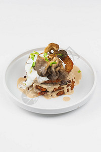 马铃薯烙饼配蘑菇和酱汁背景图片