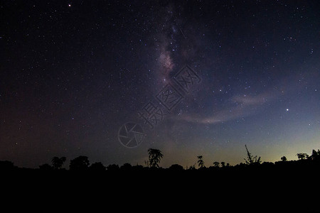 夜晚的天空背景和银河图片