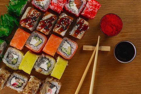 美味的寿司套餐传统的亚洲美食图片