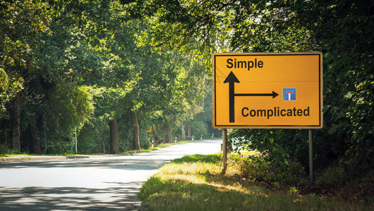 街道在通往简单和复杂的方向上签名info图片