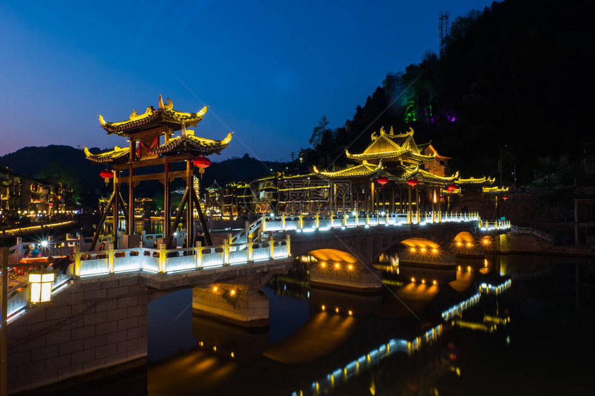 晚上的凤凰湖南省最著名的古镇图片