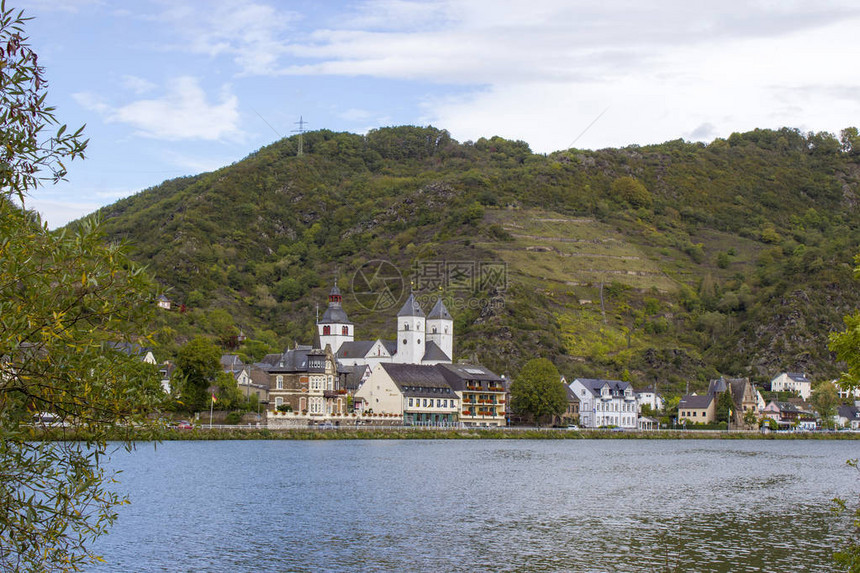 TreisKarden镇与Moselle河在德国莱茵兰图片