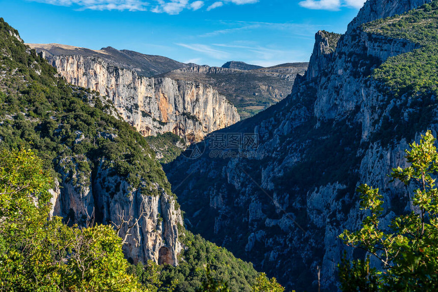 蜿蜒的绿松石绿色河流和法国阿尔卑斯山的高石灰岩图片