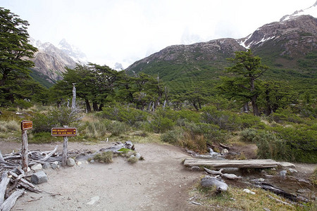 沿着小径前往阿根廷冰川公园菲茨罗伊山的方向标该公园成立于1937年5月11日图片