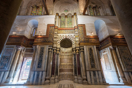 装饰有彩色大理石壁龛Mihrab嵌入装饰大理石墙和彩色玻璃窗图片