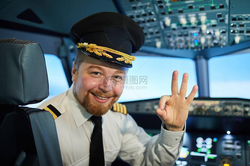 乘客飞机男长安稳地坐在驾驶舱里并显图片