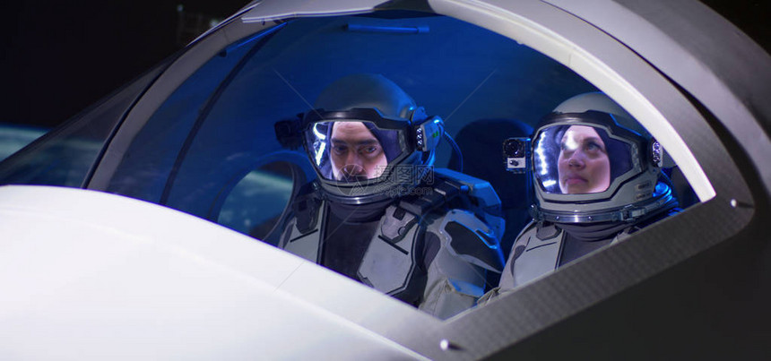 一男女宇航员在航天飞船航图片