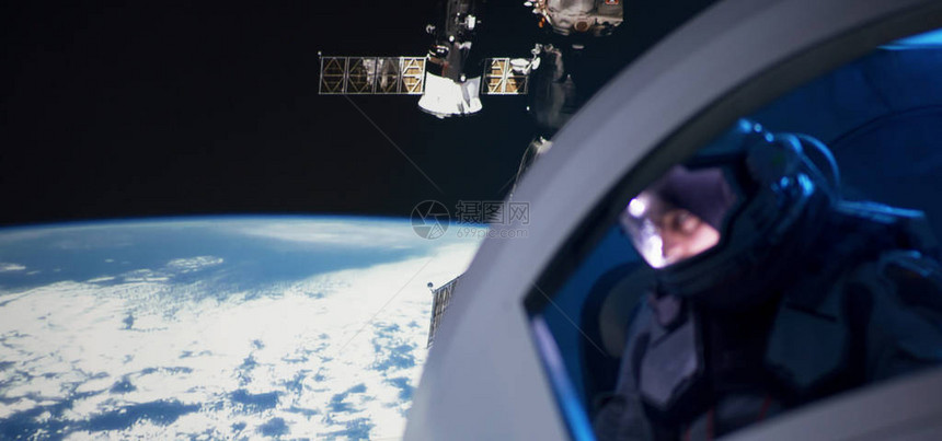 从环绕地球运行的空间站拍摄的机架焦点拍摄到导航宇宙图片
