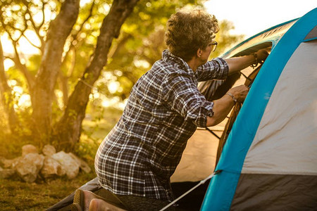白种人退休女子享受暑假与小帐篷一起去度图片
