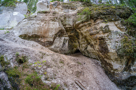拉脱维亚高贾河沿岸的Sietiniezis大沙石悬崖图片