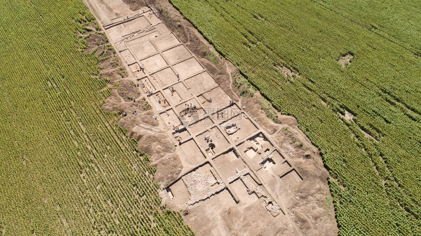 考古发掘和考古学家营地的鸟瞰图图片