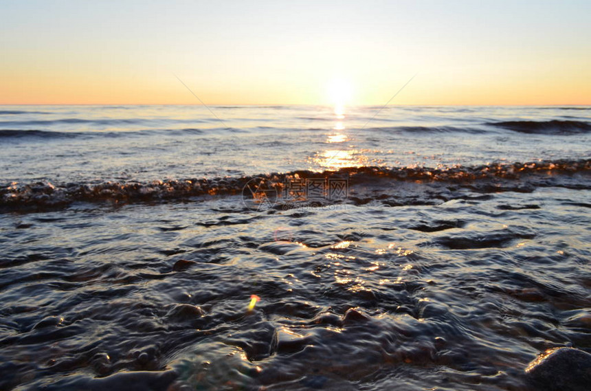 奥尼加湖的日落在温暖的夏日图片